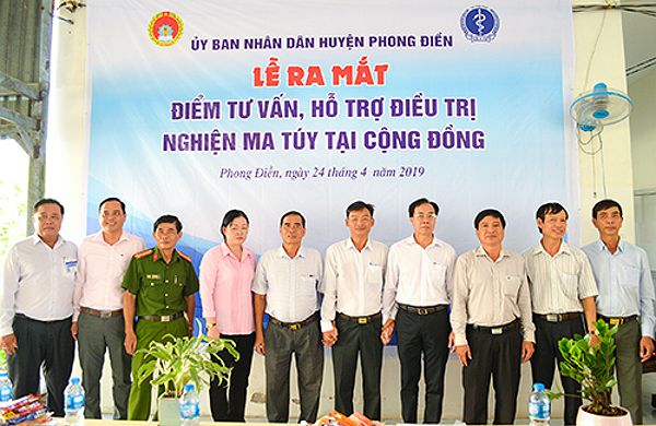 Các đại biểu chụp hình lưu niệm tại Lễ ra mắt “Điểm tư vấn, hỗ trợ điều trị nghiện ma túy tại cộng đồng” do UBND huyện Phong Điền tổ chức.